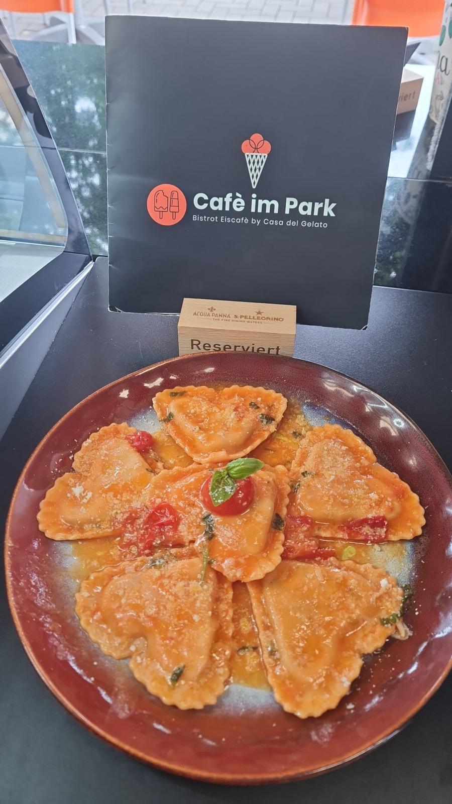 Blick auf Gäste im gemütlichen Innenbereich