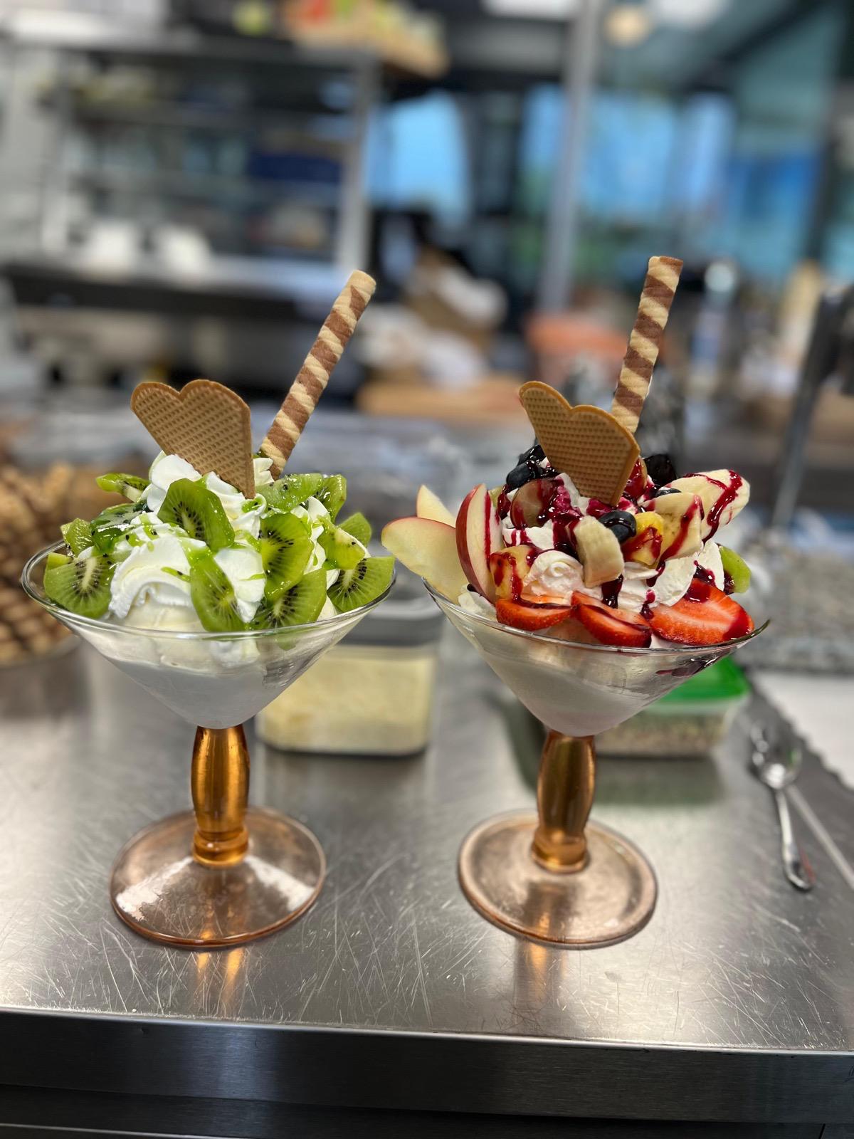 Das Cafe im Park in warmem Morgenlicht